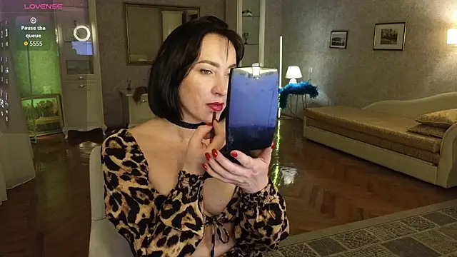 AnneHaddaway online show from November 18, 2025, 7:17 pm