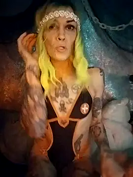 Snapshot of MommyMisfit chatting on October 8, 2025, 1:07 am MommyMisfit online show from October 8, 2025, 1:07 am