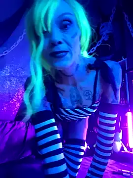 Snapshot of MommyMisfit chatting on October 16, 2025, 2:09 am MommyMisfit online show from October 16, 2025, 2:09 am