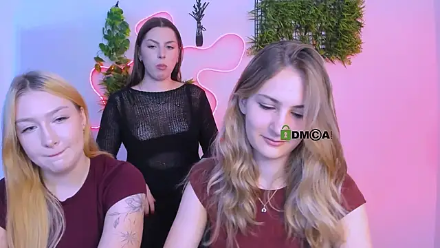 Snapshot of playful_sophie chatting on July 8, 2026, 7:25 pm playful sophie online show from July 8, 2026, 7:25 pm
