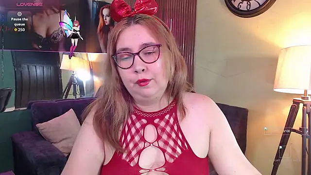 chloe prg online show from November 12, 2025, 2:54 pm