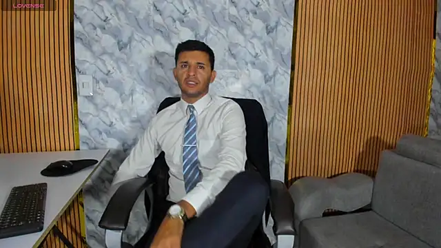 Snapshot of Hideintheoffice chatting on September 12, 2025, 11:37 pm Hideintheoffice online show from September 12, 2025, 11:37 pm