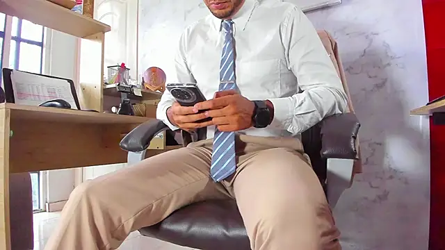 Snapshot of Hideintheoffice chatting on February 26, 2025, 10:26 pm Hideintheoffice online show from February 26, 2025, 10:26 pm