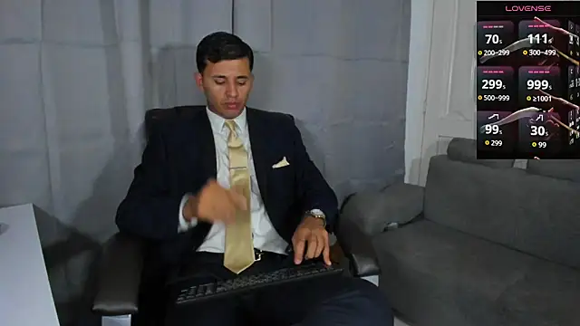 Snapshot of Hideintheoffice chatting on October 4, 2025, 11:39 pm Hideintheoffice online show from October 4, 2025, 11:39 pm