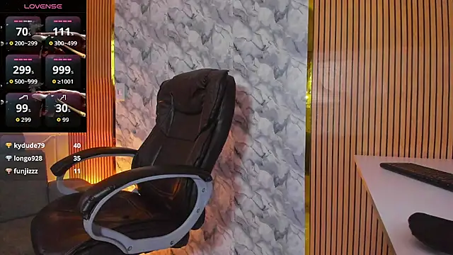 Snapshot of Hideintheoffice chatting on October 13, 2025, 11:34 am Hideintheoffice online show from October 13, 2025, 11:34 am