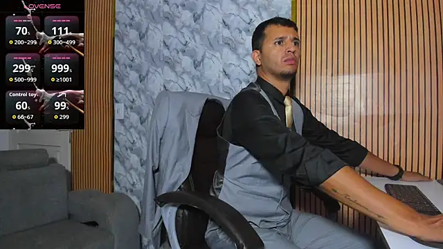 Snapshot of Hideintheoffice chatting on November 25, 2025, 10:59 am Hideintheoffice online show from November 25, 2025, 10:59 am