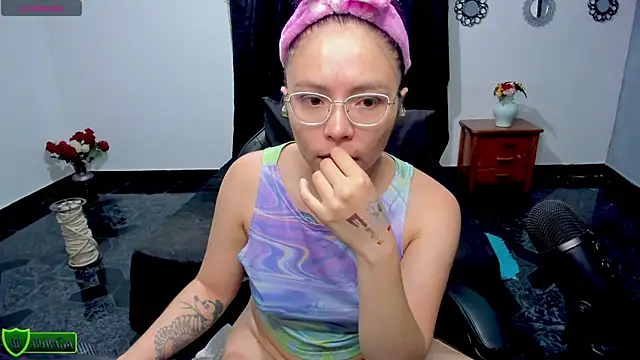 Snapshot of LilSasha chatting on September 16, 2025, 4:02 am LilSasha online show from September 16, 2025, 4:02 am