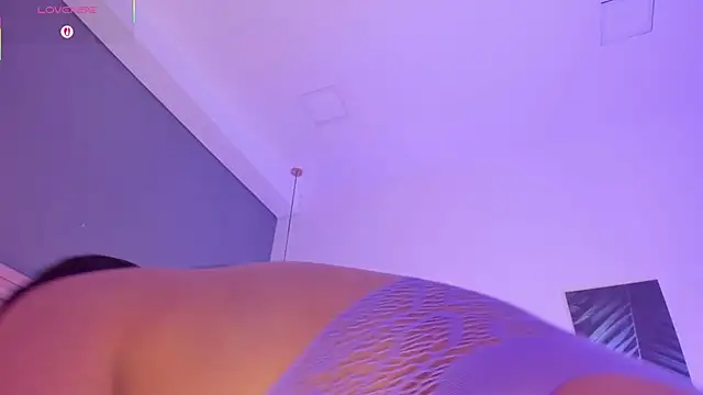 victoriaroyce1 online show from October 29, 2025, 1:21 pm