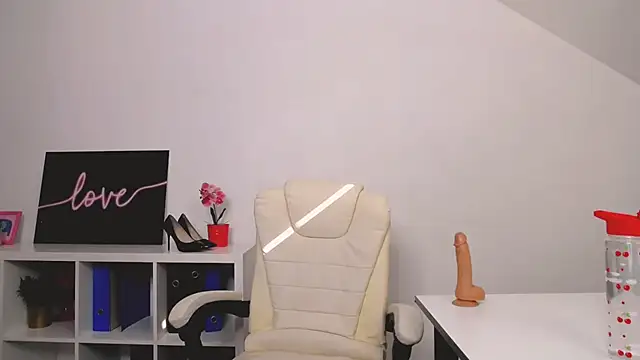 Lia Benini online show from March 16, 2025, 1:17 pm