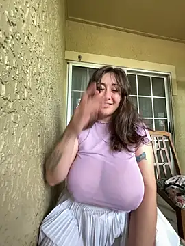 Snapshot of MadelynnMoon chatting on June 3, 2026, 5:28 pm MadelynnMoon online show from June 3, 2026, 5:28 pm