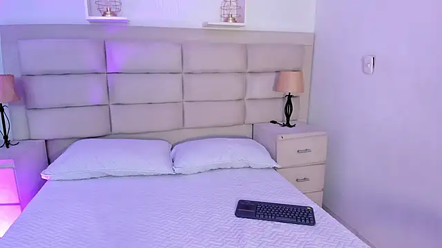 Snapshot of RoseCassie chatting on October 29, 2025, 1:32 pm RoseCassie online show from October 29, 2025, 1:32 pm