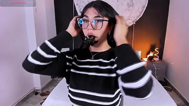 Snapshot of RoseCassie chatting on December 4, 2025, 1:54 pm RoseCassie online show from December 4, 2025, 1:54 pm