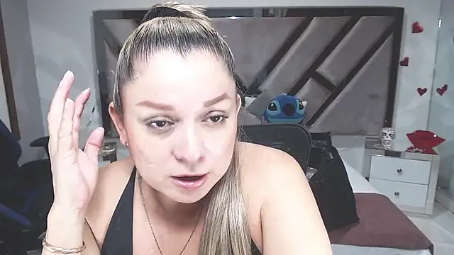 natalia5560 online show from February 17, 2025, 2:06 pm
