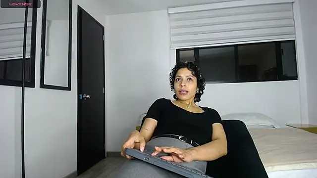 AbrilSonne online show from September 18, 2025, 11:52 pm