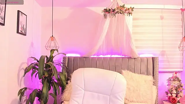Snapshot of vanesa_moon__ chatting on February 14, 2025, 12:09 am vanesa moon online show from February 14, 2025, 12:09 am