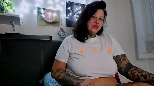 Snapshot of CurvyCannabisQueen chatting on January 8, 2025, 4:34 am CurvyCannabisQueen online show from January 8, 2025, 4:34 am