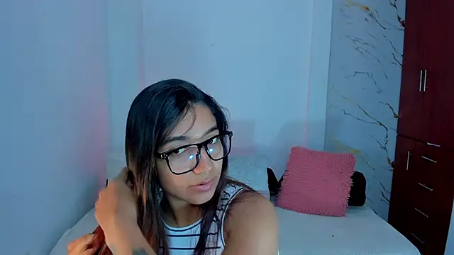martina roldam online show from April 22, 2026, 1:23 am