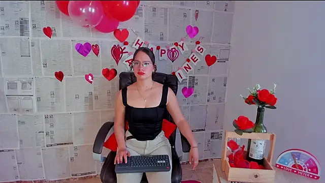 emmaTorres1 online show from February 13, 2025, 3:56 pm