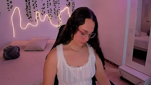 emmaTorres1 online show from October 10, 2025, 2:29 pm