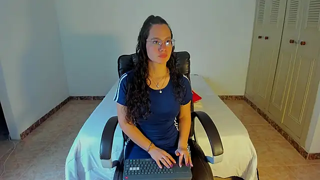 emmaTorres1 online show from February 11, 2025, 7:05 pm