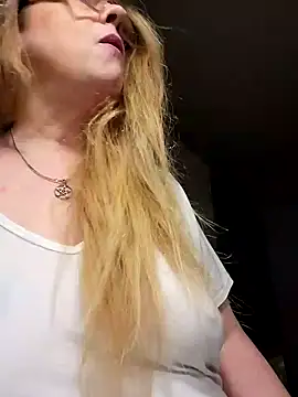 Purple  lips online show from January 4, 2025, 5:27 am