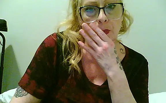 Purple  lips online show from February 16, 2025, 11:50 pm