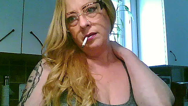 Purple  lips online show from February 6, 2025, 6:02 pm