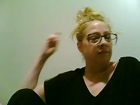 Purple  lips online show from February 23, 2025, 11:36 pm