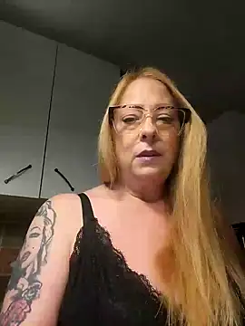 Purple  lips online show from February 6, 2025, 2:11 am