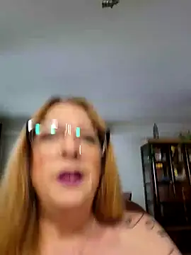 Purple  lips online show from January 11, 2025, 7:27 pm