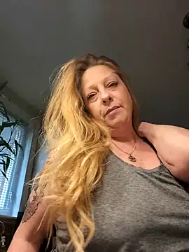 Purple  lips online show from December 31, 2024, 2:03 pm