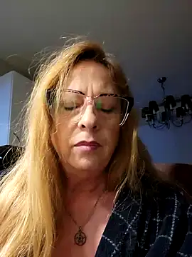 Purple  lips online show from January 8, 2025, 12:26 pm