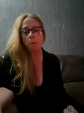 Purple  lips online show from March 4, 2025, 1:55 am