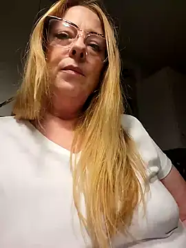 Purple  lips online show from January 19, 2025, 2:47 am