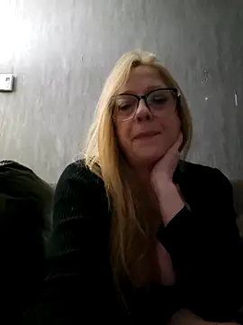 Purple  lips online show from March 5, 2025, 4:56 am