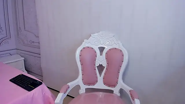 Daphne Fox  online show from March 4, 2025, 8:57 am