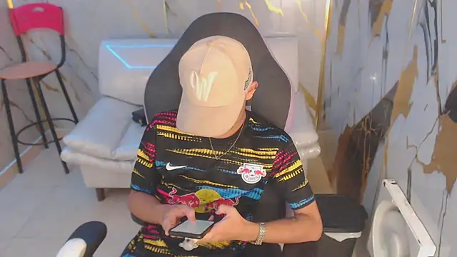 Snapshot of andy_dan18 chatting on October 22, 2025, 2:16 pm andy dan18 online show from October 22, 2025, 2:16 pm