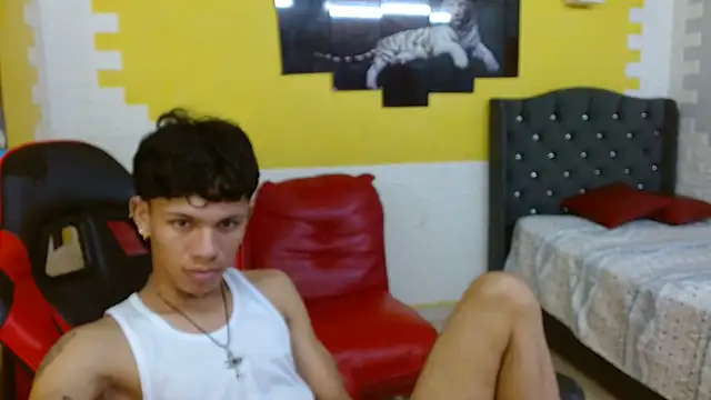 Snapshot of andy_dan18 chatting on November 12, 2025, 2:21 pm andy dan18 online show from November 12, 2025, 2:21 pm