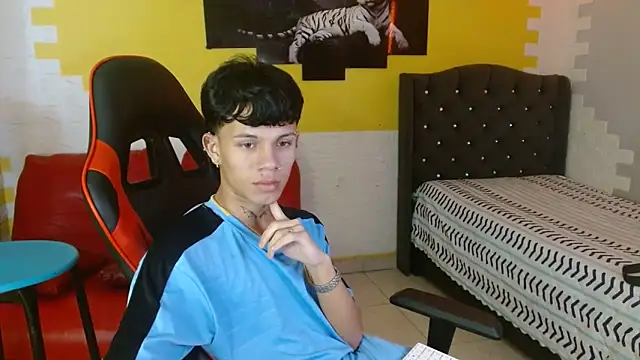 Snapshot of andy_dan18 chatting on November 4, 2025, 2:10 pm andy dan18 online show from November 4, 2025, 2:10 pm