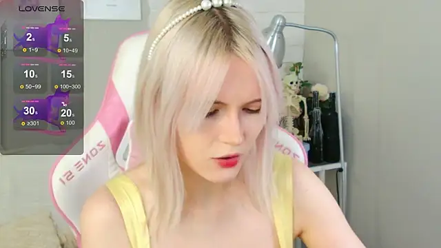 Snapshot of NellieLoyns chatting on October 25, 2025, 5:24 pm NellieLoyns online show from October 25, 2025, 5:24 pm