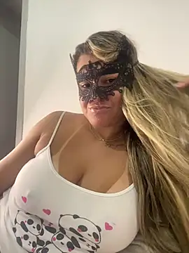 Casadadelicia26 online show from May 4, 2026, 3:54 am