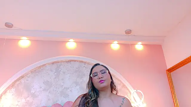 Snapshot of MiaLaurents chatting on November 21, 2025, 4:33 am MiaLaurents online show from November 21, 2025, 4:33 am