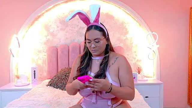 Snapshot of MiaLaurents chatting on November 19, 2025, 4:45 am MiaLaurents online show from November 19, 2025, 4:45 am