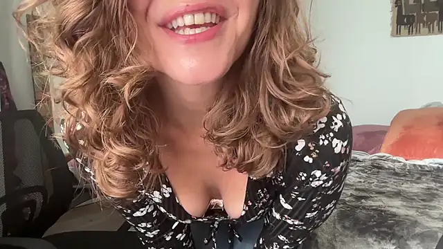 Snapshot of leahsparkles chatting on November 11, 2025, 2:56 pm leahsparkles online show from November 11, 2025, 2:56 pm