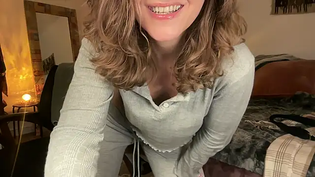 Snapshot of leahsparkles chatting on December 4, 2025, 3:27 am leahsparkles online show from December 4, 2025, 3:27 am