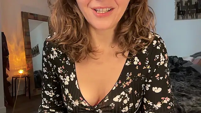 Snapshot of leahsparkles chatting on December 3, 2025, 2:16 pm leahsparkles online show from December 3, 2025, 2:16 pm