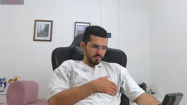 Snapshot of Massimoo_07 chatting on October 8, 2025, 3:35 pm Massimoo 07 online show from October 8, 2025, 3:35 pm