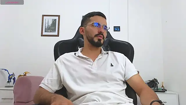 Snapshot of Massimoo_07 chatting on October 22, 2025, 7:13 pm Massimoo 07 online show from October 22, 2025, 7:13 pm