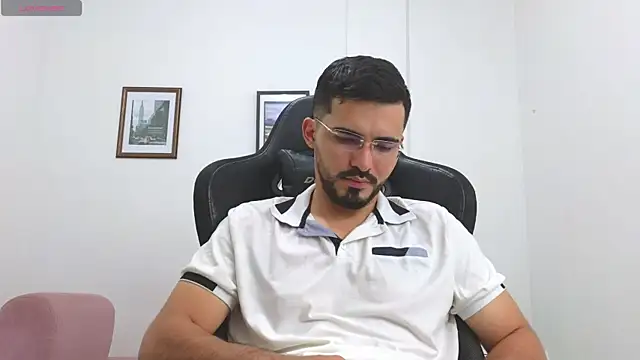 Snapshot of Massimoo_07 chatting on November 10, 2025, 9:53 pm Massimoo 07 online show from November 10, 2025, 9:53 pm