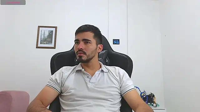 Snapshot of Massimoo_07 chatting on October 31, 2025, 7:54 pm Massimoo 07 online show from October 31, 2025, 7:54 pm